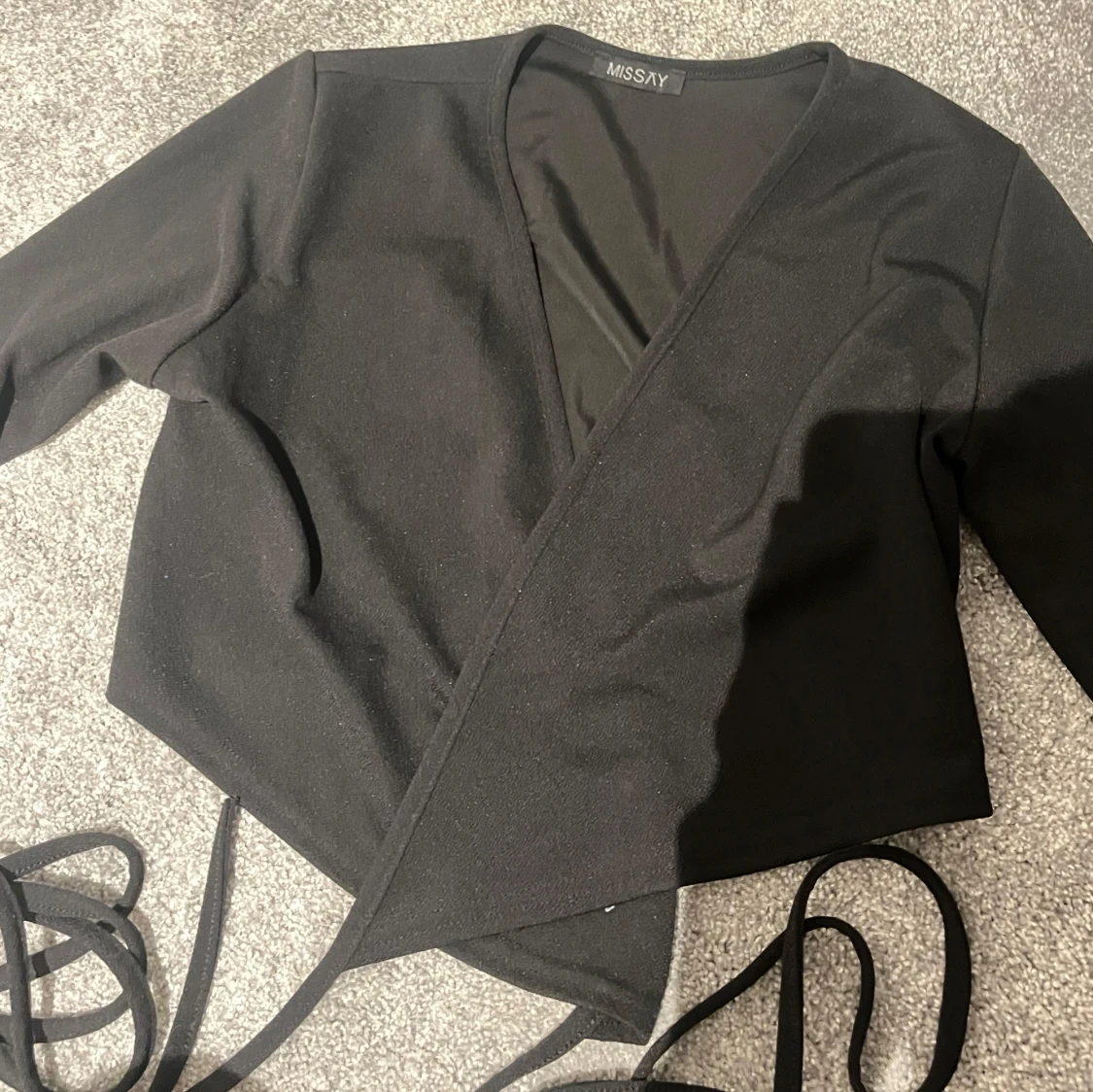 Svart omlottopp med långa ärmar från Missay - 1