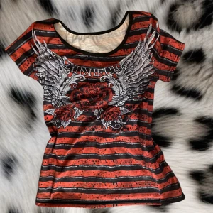  y2k t-shirt - Super söt t-shirt med ränder på sig❤️matrialet är poligester och tyvörr står de inget märke på den så vet inte vart den kommer ifrån, men köpte den secund hand❤️de är bara att skriva om du har några frågor😘