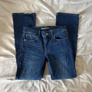 Blå jeans från Express Jeans - Snygga blå jeans från Express Jeans med klassisk femficksdesign och utsvängda ben. Midjemått 39cm rakt över. Innerbenslängd 74cm
