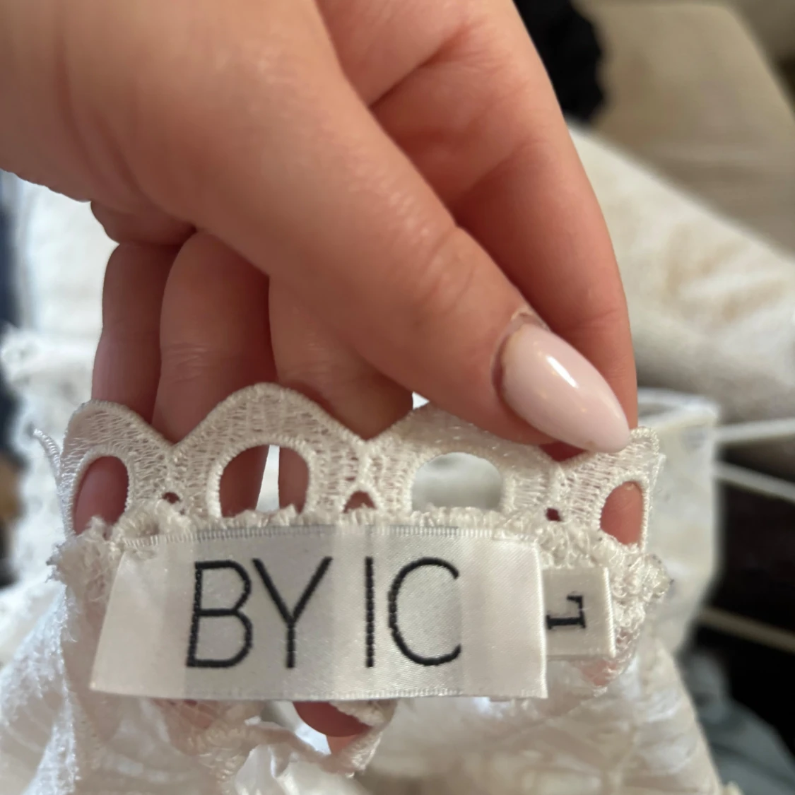 Vit spetsklänning med volangdetaljer - 4