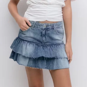 Volang kjol - Helt slutsåld volang kjol från gina. Storlek 164 (obs jag är 170)❣️❣️🥹jätte söt och fin 