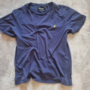 Marinblå t-shirt från Lyle & Scott XL - Snygg marinblå t-shirt från Lyle & Scott i bomull med klassisk passform. Storlek XL men passar som L