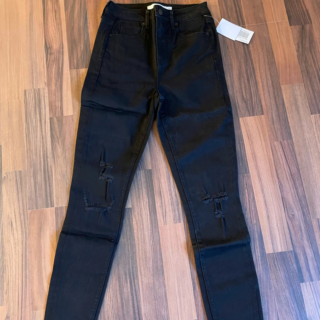 Svarta skinny jeans med slitningar hål