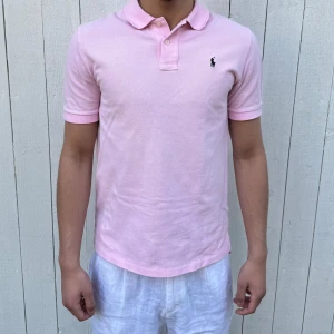 Ljusrosa pikétröja från Ralph Lauren - Tja! Säljer en ljusrosa pikétröja från Ralph Lauren i bra skick|| skick:8,5/10|| Storlek:Sitter som S men står 14-16(L)|| Nypris:~1000 mitt pris:499|| om ni har mer frågor kontakta gärna🙂