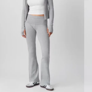 Grå bootcut mjukisbyxor - Snygga ljusgrå mjukisbyxor med bootcut-modell och hög midja. Byxorna är i mjukt bomullsmaterial och har en bekväm passform som sitter skönt hela dagen. Perfekta för en chill och sportig look.