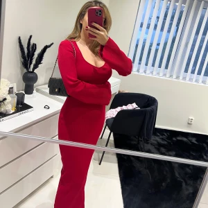 Röd ribbad långklänning med vida ärmar  - Använd endast en gång som ny. Tidlös och romantiskt. grym kvalité på tyget för dig som vill ha hållbara kläder i garderoben. 