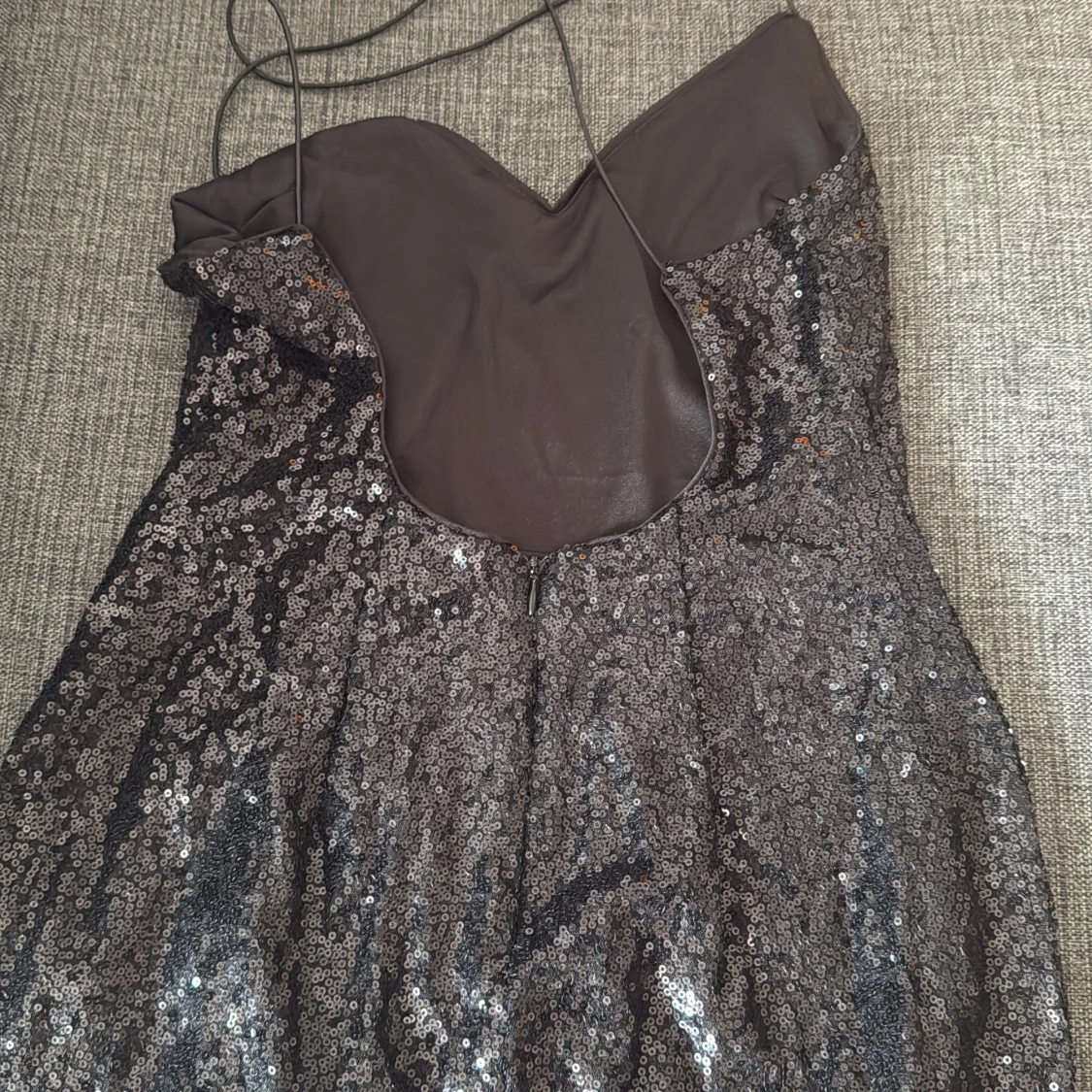 Svart glittrig långklänning NLY Trend - 4