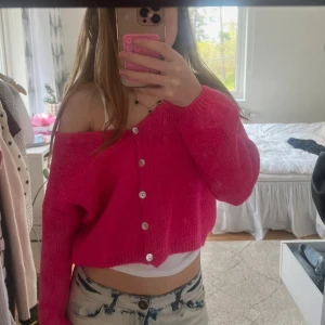 Rosa kofta - Köpt secondhand men inte min stil så den har inte kommit tilla användning💓står ingen syorlek men skulle säga att den är i xs. kom med prisförslag!🥰