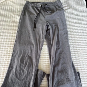Grå mjukisbyxor från Gina Tricot XS - Mysiga grå mjukisbyxor från Gina Tricot i storlek XS. Byxorna har dragsko i midjan med breda snören och är tillverkade i ett mjukt, fleeceliknande material. Perfekta för chill dagar hemma eller när du vill vara extra bekväm.