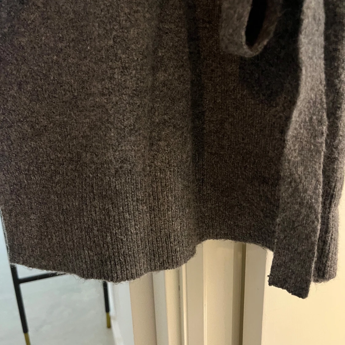 Mörkgrå stickad klänning med polokrage - 3