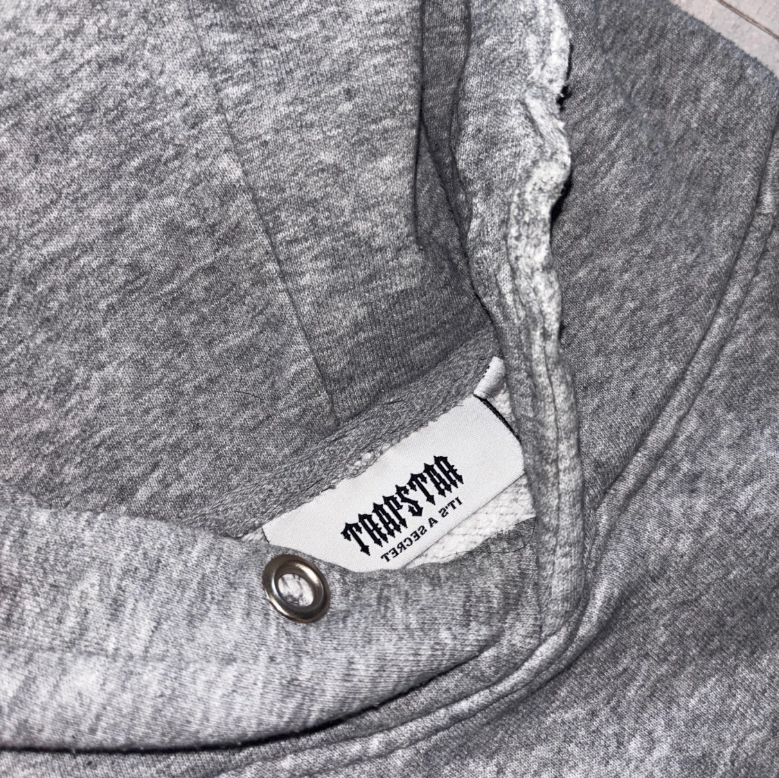 Grå hoodie från Trapstar med tryck