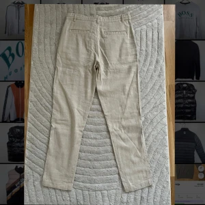 Beige Linnebyxa - Zara - Beige linnebyxa från Zara                                             Oanvänd, nyskick                                                             Strl. EU 36
