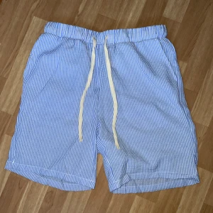 Shorts - Riktiga feta shorts som har inte blivit använda pågrund av det inte passa mig. Enkla att para ihop med andra kläder. 
