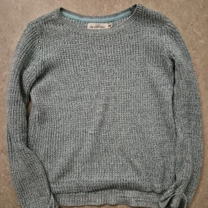 Tröja - Mysig blå stickad tröja från H&M med rund halsringning och långa ärmar. Tröjan har en lätt melerad look och är perfekt för kyligare dagar. Passar dig som gillar en enkel och klassisk stil.