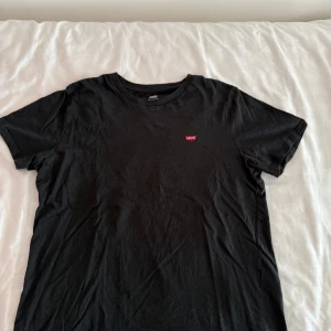 Svart t-shirt från Levi's  - Svart t-shirt från Levi's  Är du intresserad av plagget är de bara att skriva.  Vill du ha billigare genom bundle eller lika feta kläder kolla bara in min profil och gör ett bundle och skriv till mig. L/m kvitto finns