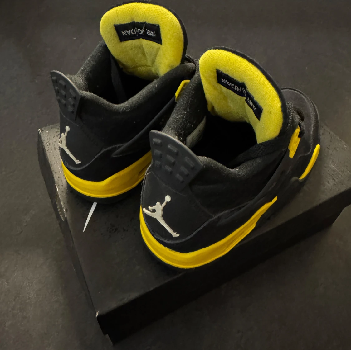 Nike Air Jordan 4 Retro svart/gul (thunder) - 1