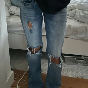 Blå slitna bootcut jeans från LTB - säljer ett par ascoola blåa lågmidjade bootcut jeans från LTB med slitna detaljer! jeansen är bootcut, i LTBs vanligaste modell ”valerie”. storlek 27/32 och för referens brukar jag ha storlek 36 i jeans och är 168🩷🩷🩷🩷🩷🩷