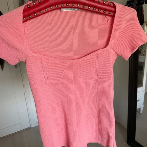 Rosa ribbad topp  - Supersöt rosa ribbad topp! 