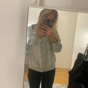 Grå hoodie med dragkedja från HM - Grå hoodie från hm med dragkedja framtill, huva med snörning och två fickor. Tillverkad i mjuk bomullsblandning och har en relaxed passform. Sällan använd!🌟🌸