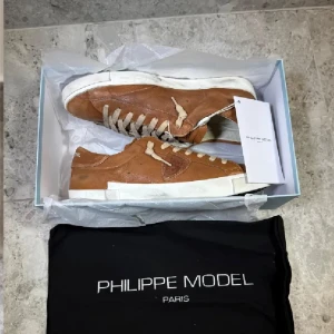 HELT NYA Philippe model  - HELT NYA Philippe Model skor || Storlek 41 || Mitt pris 1599kr || tveka inte på att höra av dig vid frågor eller funderingar 