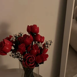 Bouquet of Roses - Bygg din egen färgstarka bukett med detta kreativa byggset! Perfekt för dig som gillar pyssel och vill ha en unik inredningsdetalj. Passar både som present och för att liva upp rummet med något personligt och roligt.