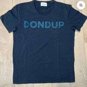 Mörkblå Dondup t-shirt med tryck - Snygg mörkblå t-shirt från Dondup med stort blått logotyptryck över bröstet. Tillverkad i mjuk bomull som känns skön mot huden. Perfekt för en clean och stilren look.