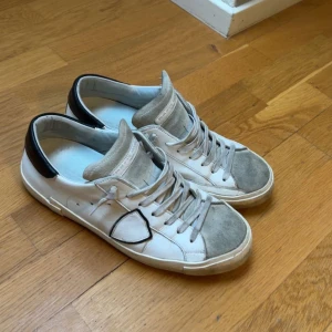 Philippe Model  - Snygga vita Philippe Model sneakers med grå mockadetaljer på tå och plös, äkta skor, Skriv vid funderingar