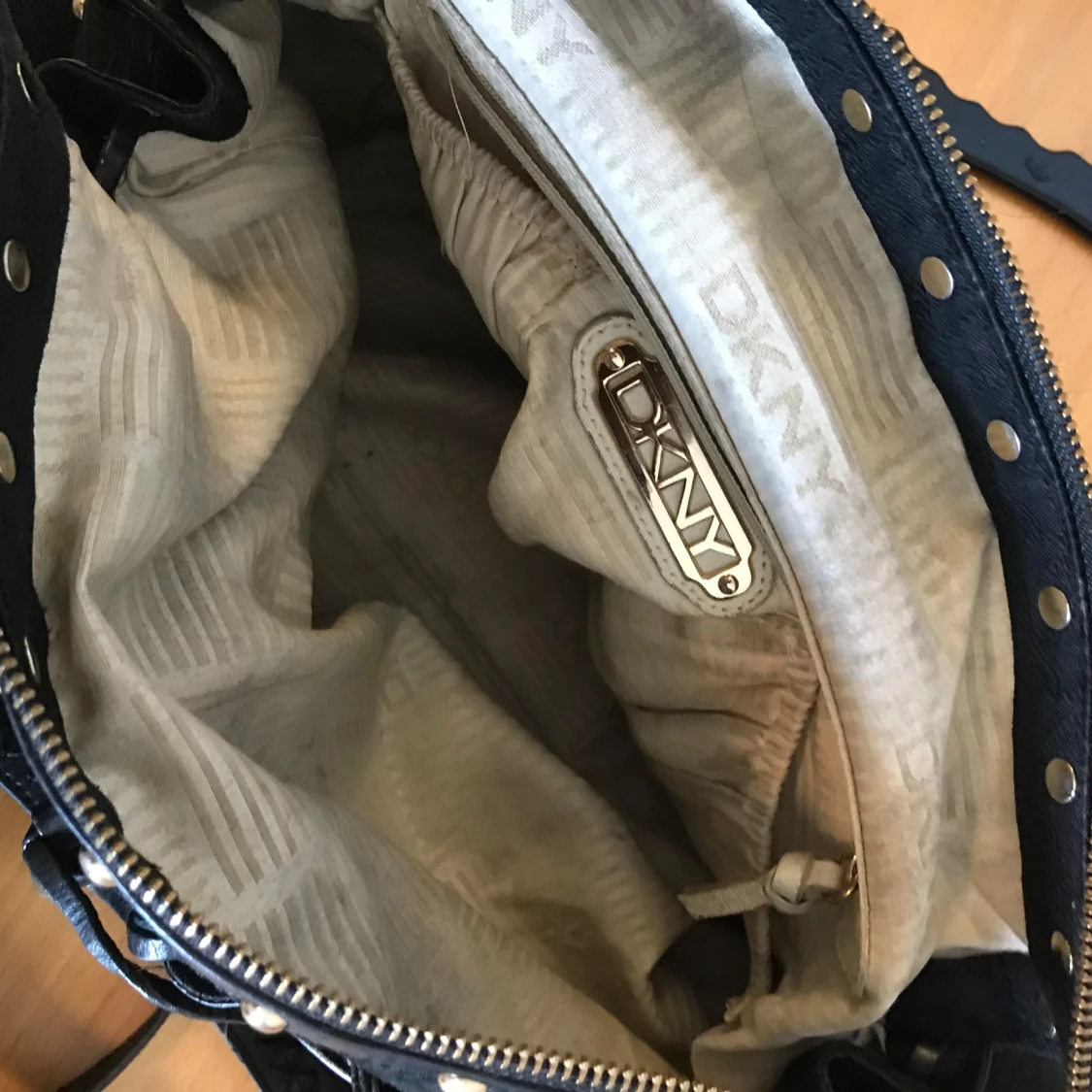 Svart axelväska från DKNY med nitar - 2