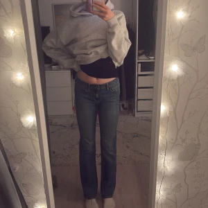 Calvin klein jeans  - Snygga blåa jeans från Calvin Klein raka  i benen och low waist med snygga bakfickor Jeansen har ljus tvätt, skriv för fler bilder på dem eller mått 💕 köparen står för frakten 