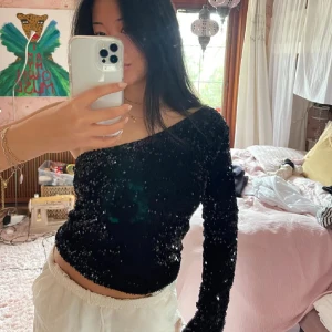 Off shoulder topp - Jättefin One-Shoulder topp från BikBok i väldigt fint skick. Storlek S. Med paljetter