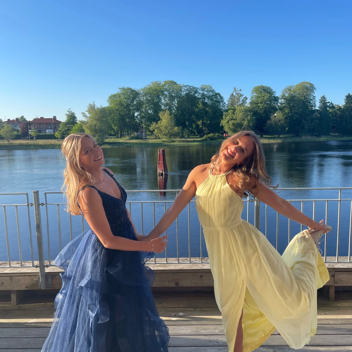 Ljusgul långklänning med öppen rygg - 2