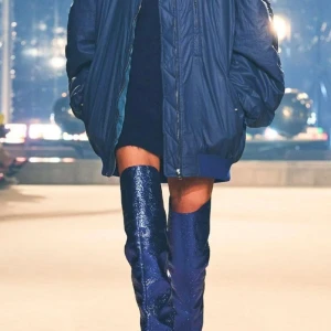Blå bomberjacka Isabel Marant - Oversized bomberjacka från Isabel Marant i snygg skifferblå färg. Jackan har dragkedja framtill, ribbade muddar och stora fickor. Perfekt statement-plagg med cool streetkänsla och avslappnad passform.