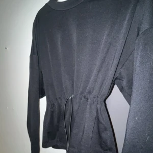 Hoodie med knyt i midja - Tjocktröja med justerbar midja! Köpt från Cubus 