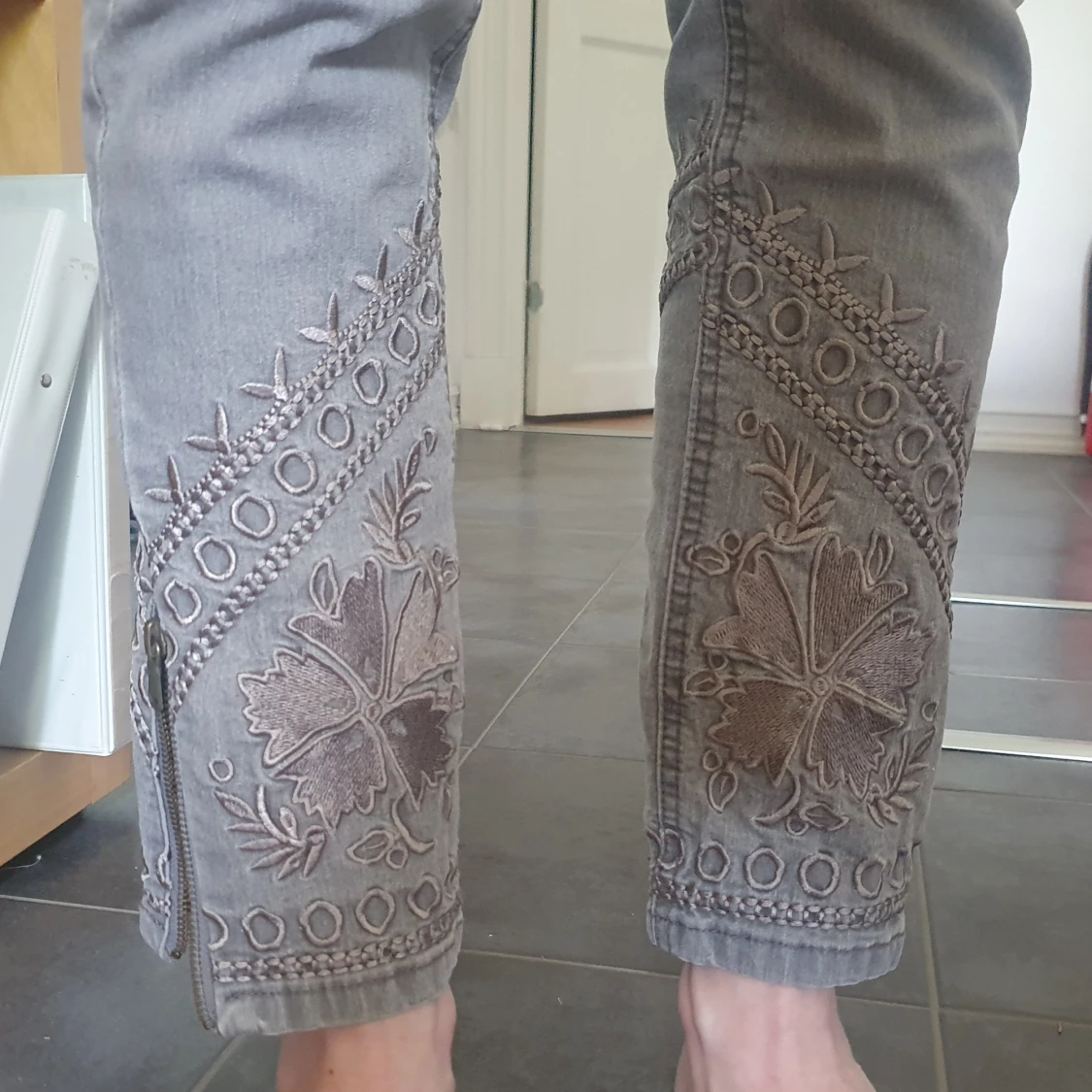 Grå jeans med broderi och dragkedja - 2