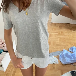 t-shirt - Jättefin grå t-shirt med v-ringad hals. Pris kan diskuteras❤️❤️