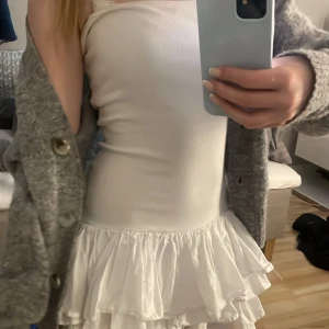 Tubklänning med volang  - Jätte söt tubklänning med volang från Zara. Super fin passform och flexibel i storleken. Tyvärr för liten för mig o därav säljer jag. 
