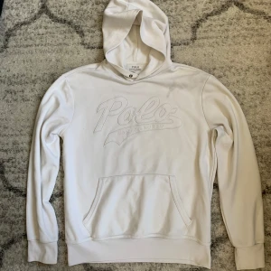 Vit hoodie från Polo Ralph Lauren - Snygg vit hoodie från Polo Ralph Lauren med broderad logga framtill.  Köpt för 2399 på care of Carl och säljer för 449 och den är lite små smutsig på vissa ställen men går att tväta bort
