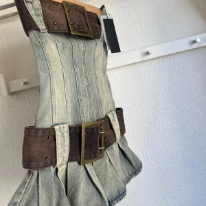 Jeansklänning med breda bälten och volang - Unik kort jeansklänning med bälten⭐️ OBS: lappen sitter ej på längre