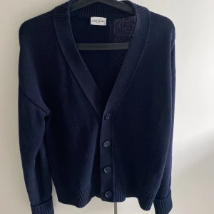 Mörkblå kofta från John Henric - Snygg mörkblå kofta från John Henric i 100% bomull. Säljer då den inte passar längre. Nypris 1200kr mitt pris 449kr. Perfekt till sommarn och hösten.
