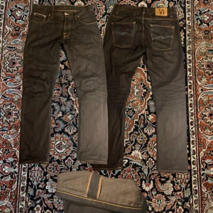 Selvage nudie jeans! - Säljer ett par nästanintill nya nudie selvage jeans! Dess skapar sin egna tvätt under tid som du ser i sista bilden! Priset är därav den höga kvaliteten på selvage nudie jeans! Modell grim Tim midja:40,5cm längd:101cm