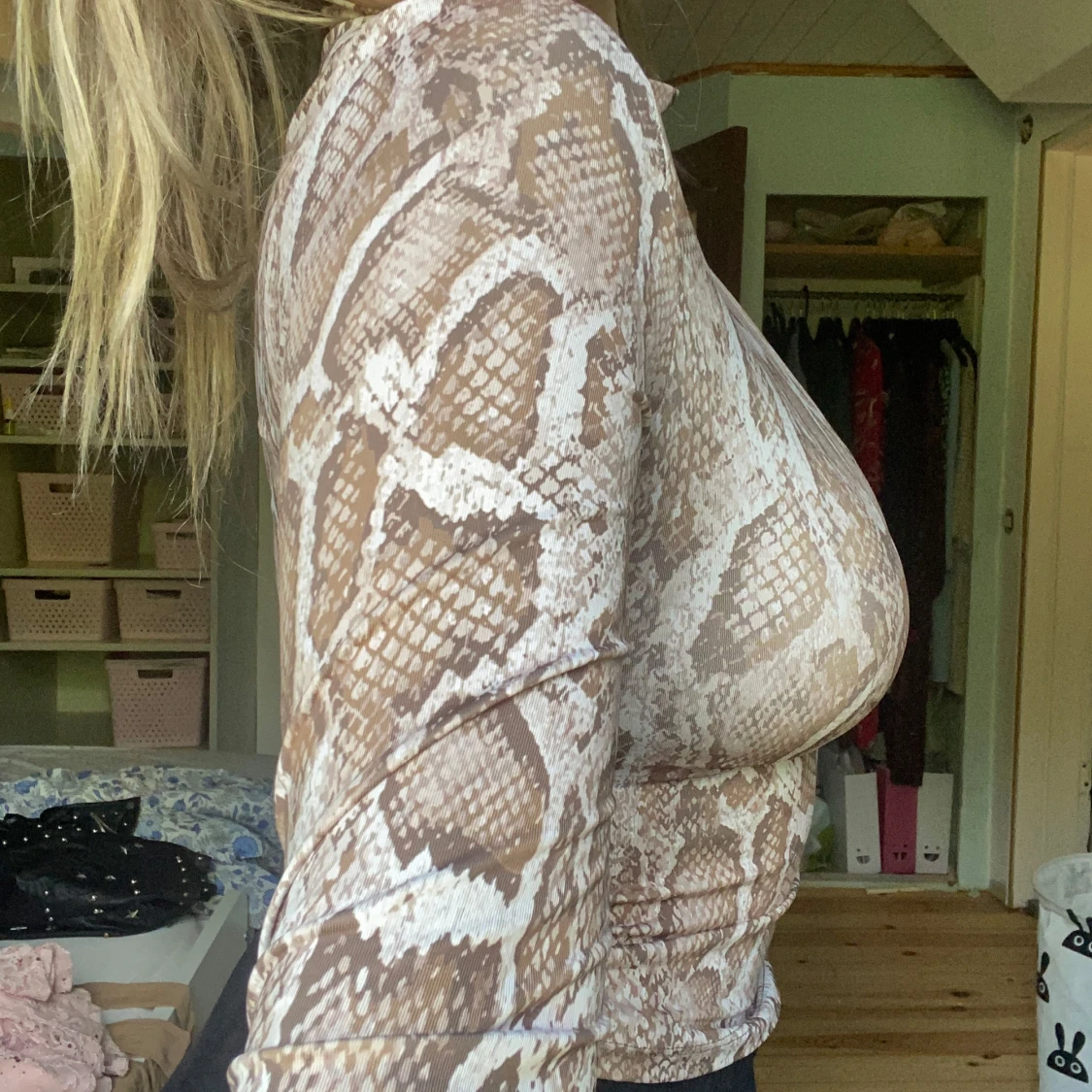 Brun ormmönstrad polotröja - 1