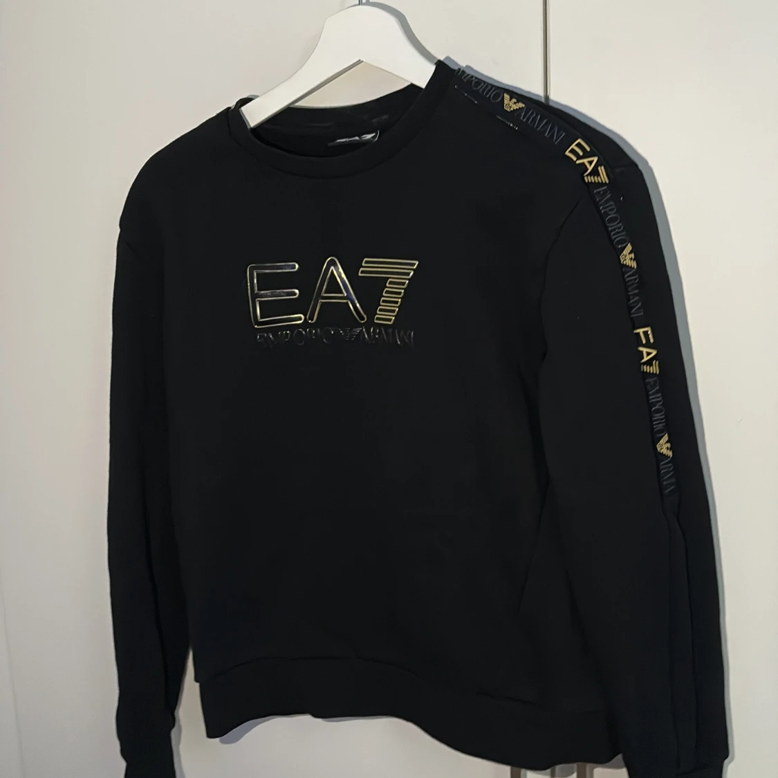 Svart EA7 tröja med guldtryck