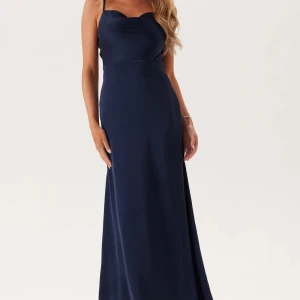 Mörkblå mermaid balklänning - Elegant balklänning i toppskick, endast använd 2 gånger. Köpt för 1199 kr på bubbleroom, klänningen är kallad ”waterfall mermaid satin gown.” Perfekt för bal, fest eller bröllop. Inga defekter, som ny!”  ꫂ᭪ priset kan diskuteras!   ꫂ᭪ flera bilder läggs ut så snart som möjligt, annars kan jag skicka flera bilder på begäran!  ꫂ᭪ tvättas: maskintvätt 40 grader (fintvätt)