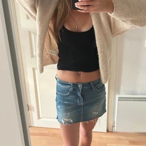 Blå jeanskjol - Jättefin blå jeanskjol!! Säljer då den inte kommer till användning🥰