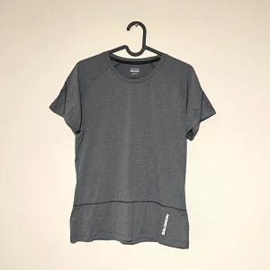 Salomon tränings-tshirt - Tränings T-shirt från Salomon i storlek S. Använd ytterst lite. Finns även i storlek M i min profil!