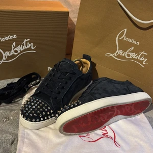 Mörkblå louboutin skor - Säljer dessa riktigt feta Christian Louboutins då de knappt används. Storlek 43, allt og följer med samt extra snören och nitar. Nypris ca 10000kr. Hör av er vid eventuella frågor eller funderingar, priset ej hugget i sten!😁