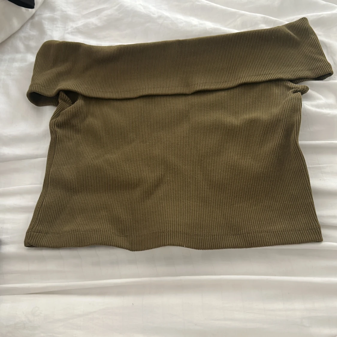 Olivgrön ribbad offshoulder tubtopp