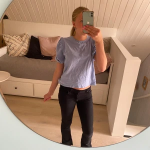 T-shirt med puffärmar - En snygg, men ändå vardaglig t-shirt med puffärmar. Färgen är blå, men har lite nyanser av lila tycker jag. Hör av dig vid frågor och funderingar!🌸