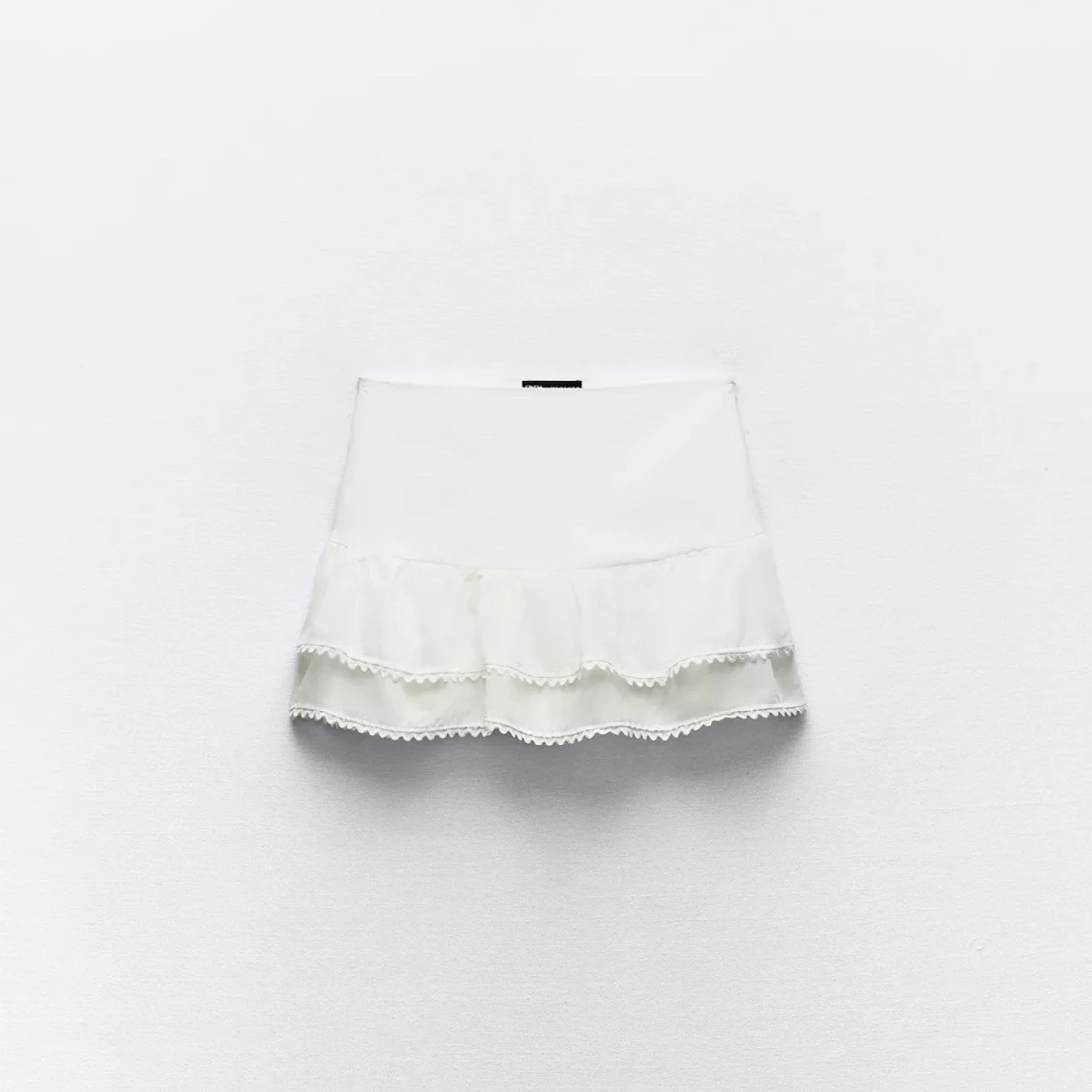 Vit volangkjol med spetsdetaljer