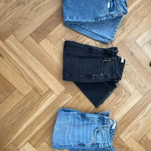 Mix av jeans och byxor i olika färger - Säljer ett gäng snygga byxor: ljusblå och svart jeans, ett par grå jeans, svarta kostymbyxor och ett par beige linnebyxor. Perfekta för dig som vill variera stilen med både klassiska jeans och dressade byxor. Flera olika passformer och material. Blandannat Ginatricot, madlady, bikbok
